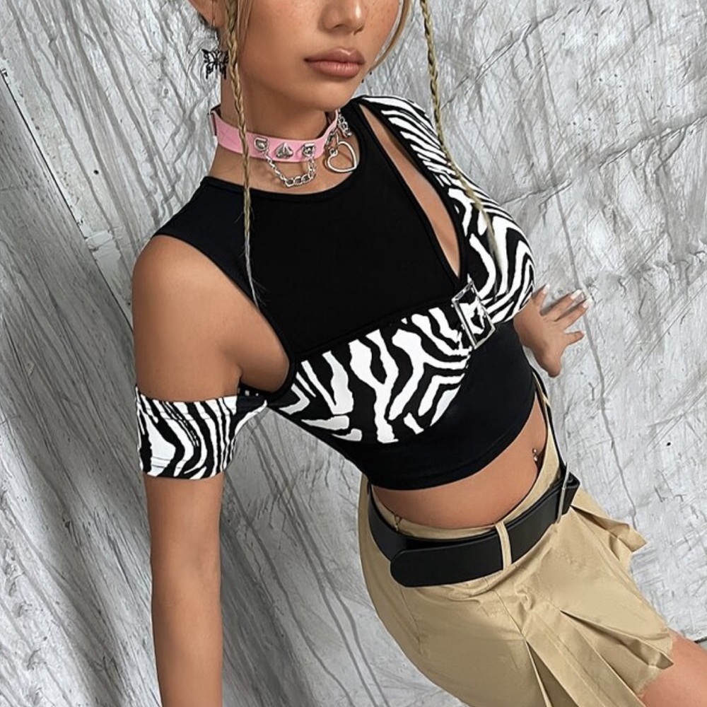 ROMWE PUNK Zebra Striped Cut Out Buckled Crop Top - Picture 4 of 6